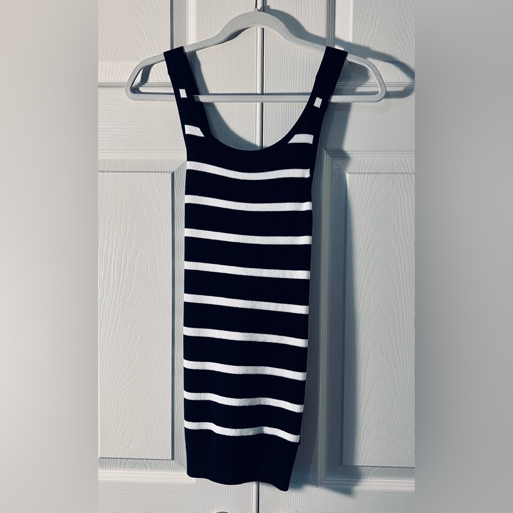 Sleeveless sweater. NWT.
